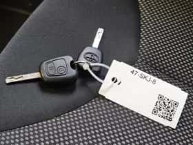 Toyota Aygo (2011) thumbnail 16