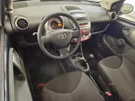 Toyota Aygo (2011) thumbnail 6