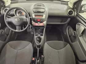 Toyota Aygo (2011) thumbnail 8