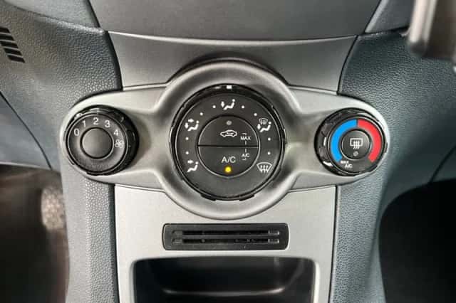 Ford Fiesta (2010) thumbnail 12