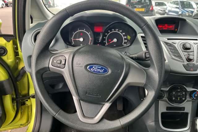 Ford Fiesta (2010) thumbnail 8