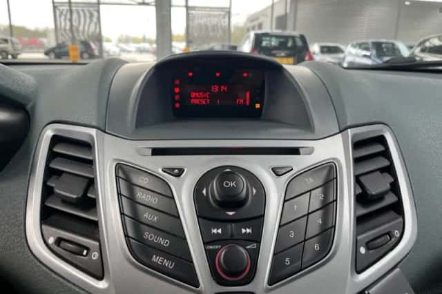 Ford Fiesta (2010) thumbnail 10