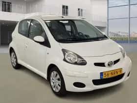 Toyota Aygo (2010) thumbnail 2