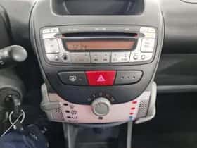 Toyota Aygo (2010) thumbnail 11