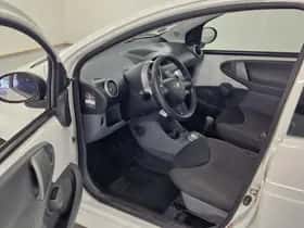 Toyota Aygo (2010) thumbnail 5