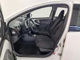 Toyota Aygo (2010) thumbnail 6