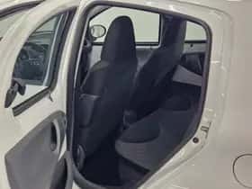 Toyota Aygo (2010) thumbnail 7
