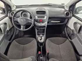Toyota Aygo (2010) thumbnail 8