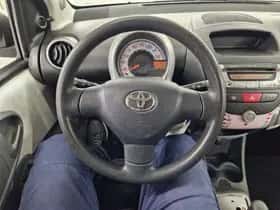 Toyota Aygo (2010) thumbnail 9