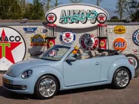 Volkswagen Beetle (2015) thumbnail 2