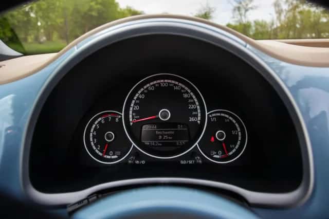 Volkswagen Beetle (2015) thumbnail 29