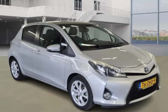 Toyota Yaris (2012) thumbnail 2