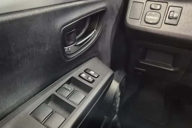Toyota Yaris (2012) thumbnail 15