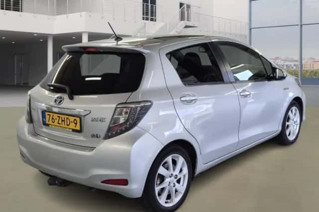 Toyota Yaris (2012) thumbnail 3