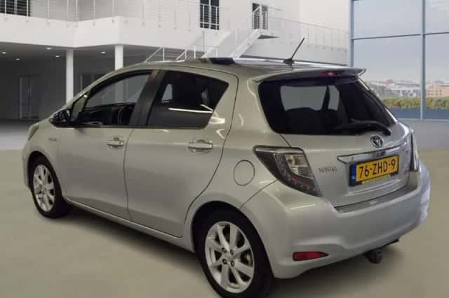 Toyota Yaris (2012) thumbnail 4