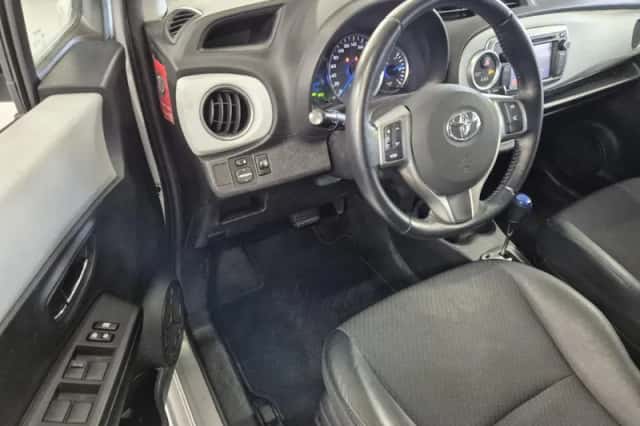 Toyota Yaris (2012) thumbnail 5