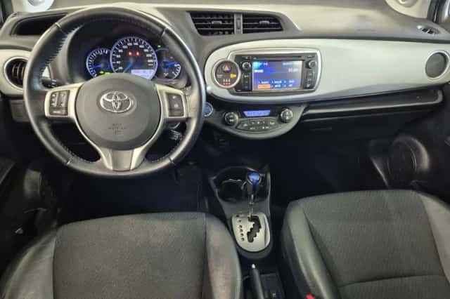 Toyota Yaris (2012) thumbnail 8