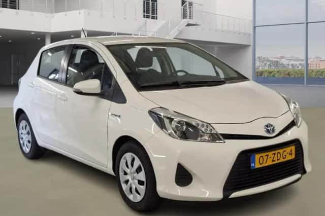 Toyota Yaris (2012) thumbnail 2