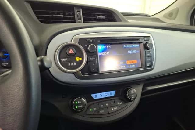 Toyota Yaris (2012) thumbnail 12