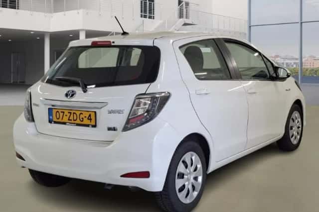 Toyota Yaris (2012) thumbnail 3
