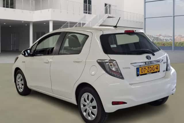 Toyota Yaris (2012) thumbnail 4