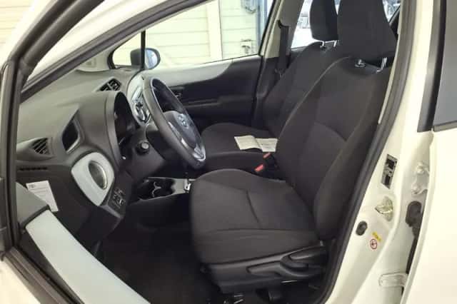 Toyota Yaris (2012) thumbnail 5