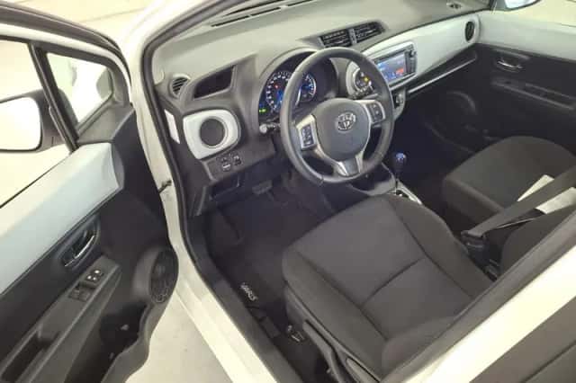 Toyota Yaris (2012) thumbnail 6