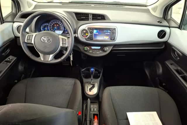 Toyota Yaris (2012) thumbnail 8