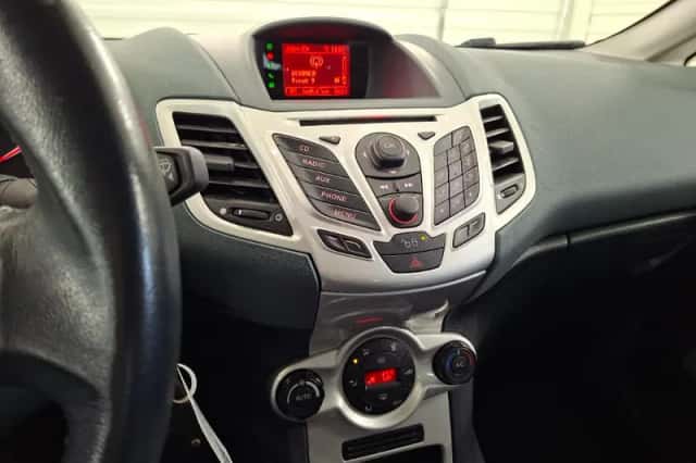 Ford Fiesta (2011) thumbnail 11