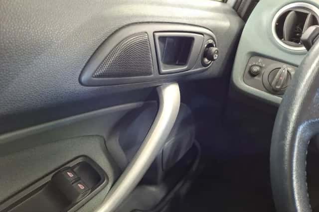 Ford Fiesta (2011) thumbnail 13