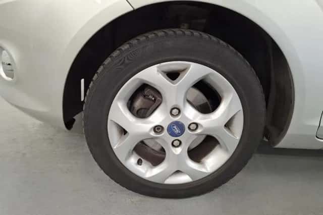 Ford Fiesta (2011) thumbnail 16