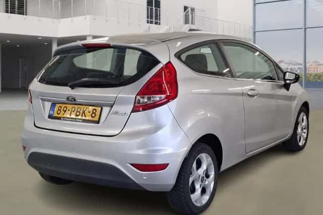 Ford Fiesta (2011) thumbnail 3