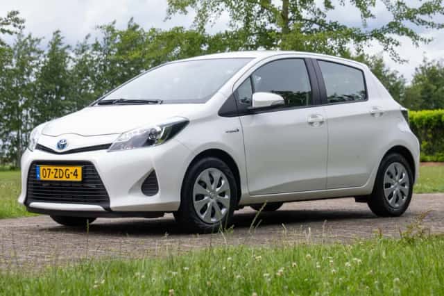 Toyota Yaris (2012) thumbnail 2