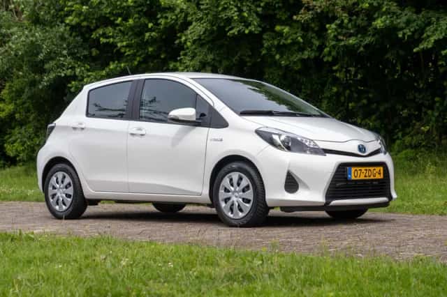 Toyota Yaris (2012) thumbnail 3