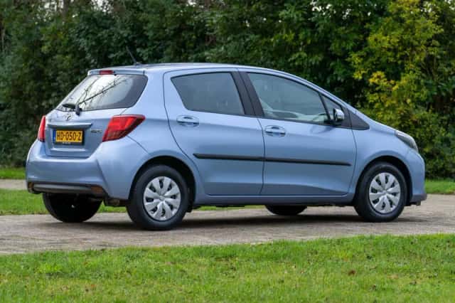 Toyota Yaris (2015) thumbnail 4