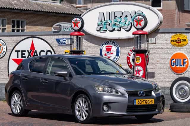 Lexus CT (2012) thumbnail 1