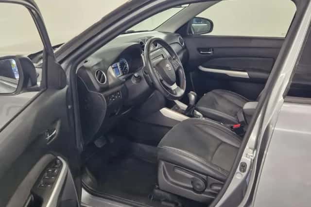 Suzuki Vitara (2016) thumbnail 6