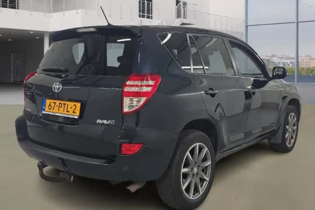 Toyota RAV4 (2011) thumbnail 3