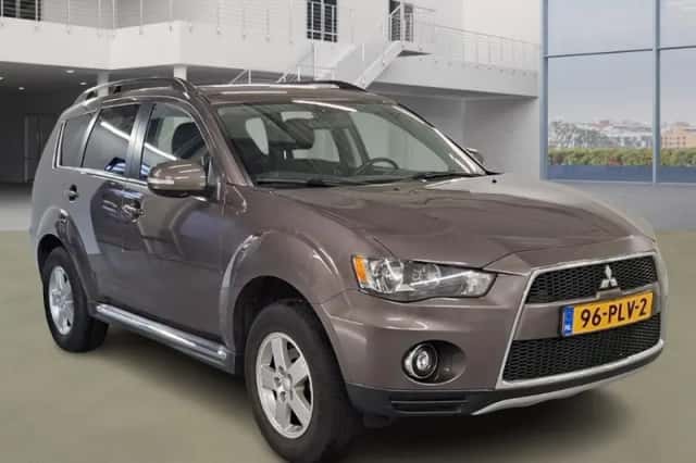 Mitsubishi Outlander (2011) thumbnail 1