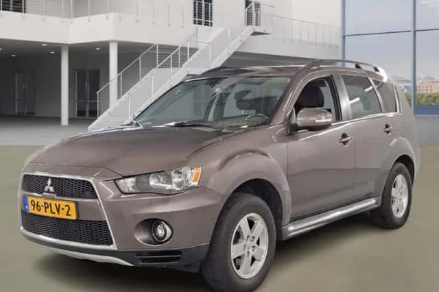 Mitsubishi Outlander (2011) thumbnail 2
