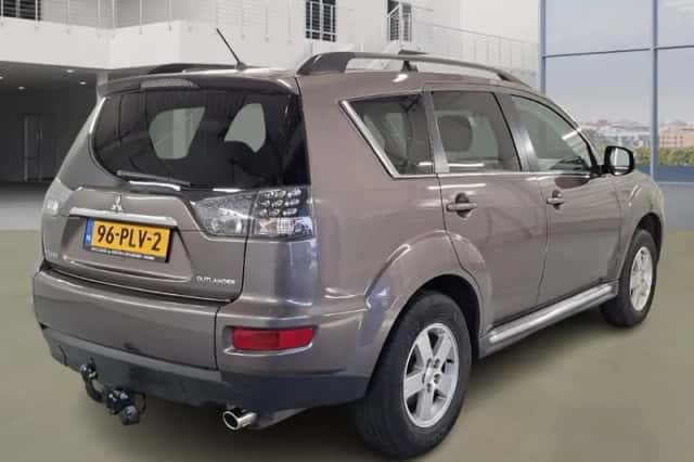 Mitsubishi Outlander (2011) thumbnail 3