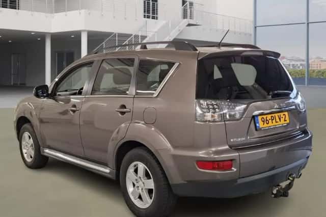Mitsubishi Outlander (2011) thumbnail 4