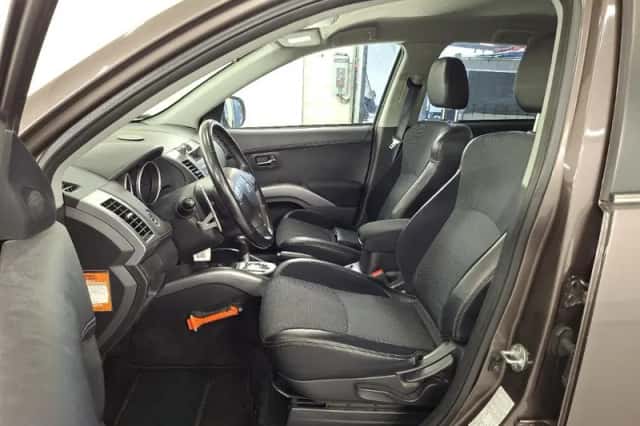 Mitsubishi Outlander (2011) thumbnail 5