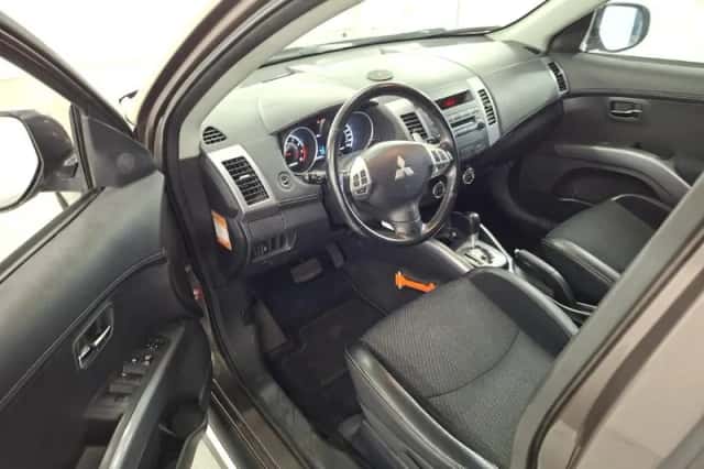 Mitsubishi Outlander (2011) thumbnail 6