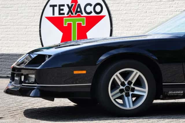 Chevrolet Camaro (1987) thumbnail 17