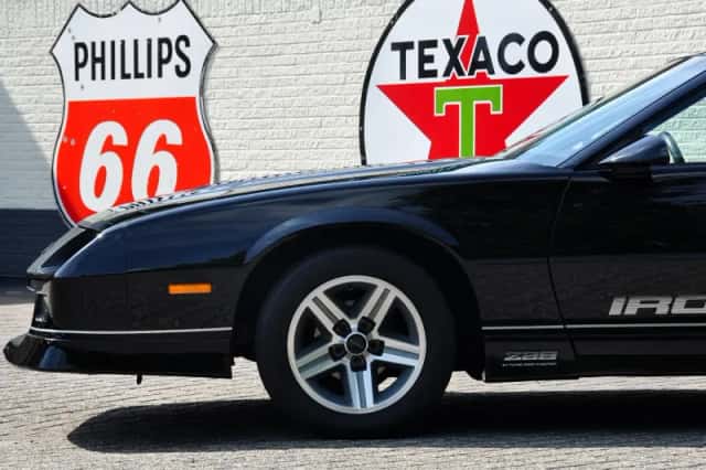 Chevrolet Camaro (1987) thumbnail 21