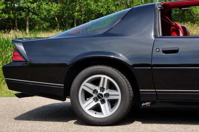 Chevrolet Camaro (1987) thumbnail 35