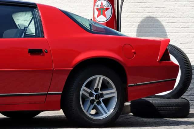 Chevrolet Camaro (1987) thumbnail 15