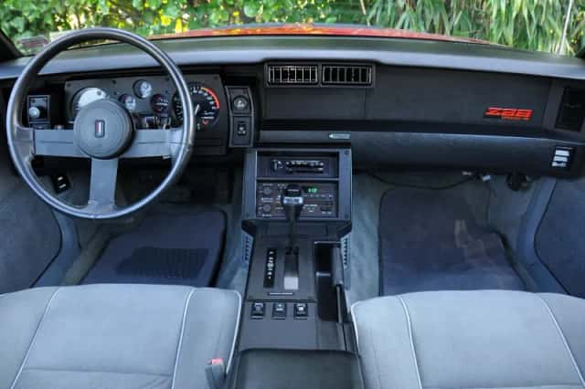 Chevrolet Camaro (1987) thumbnail 45
