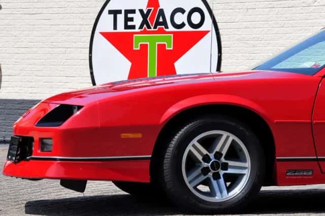 Chevrolet Camaro (1987) thumbnail 9